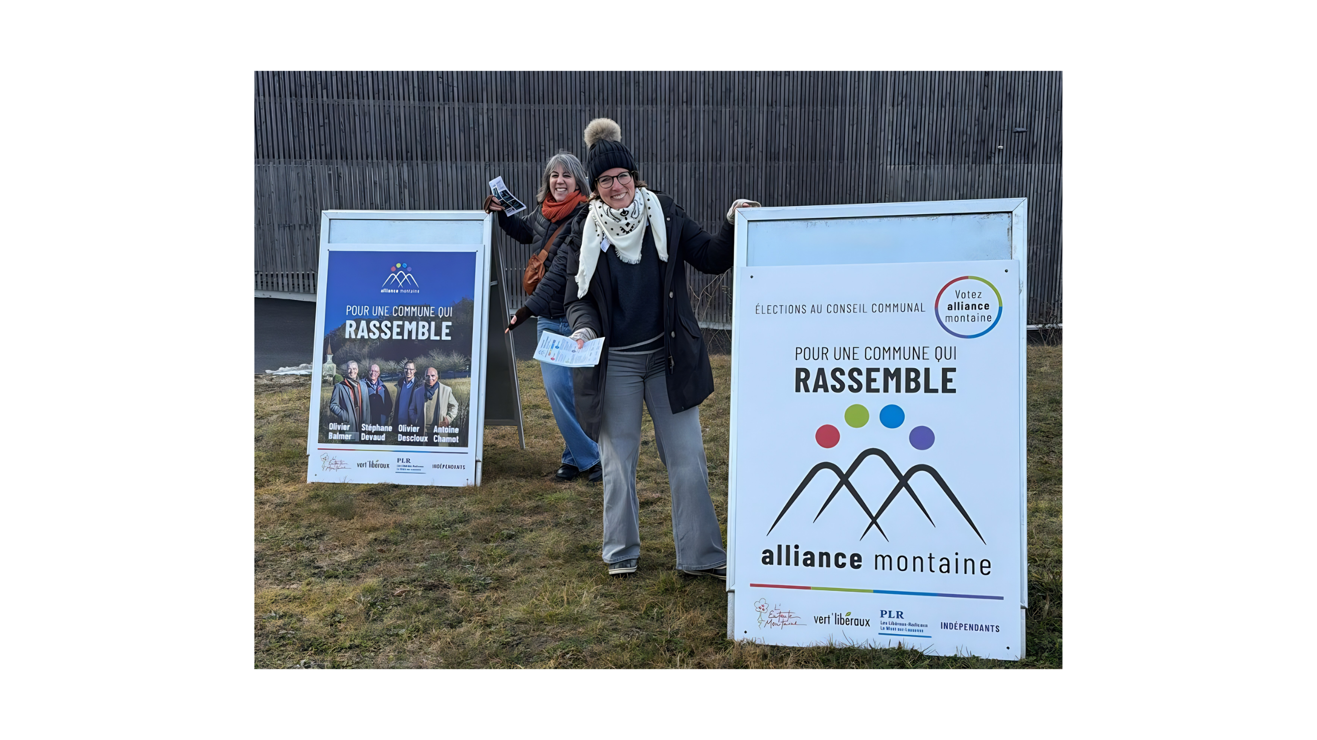 Deux membres de l’Alliance montaine devant les affiches de la campagne électorale